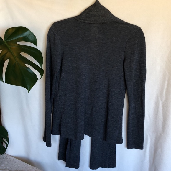 21 - Gray light sweater wrap. No closure. Size small - Picture 2 of 4